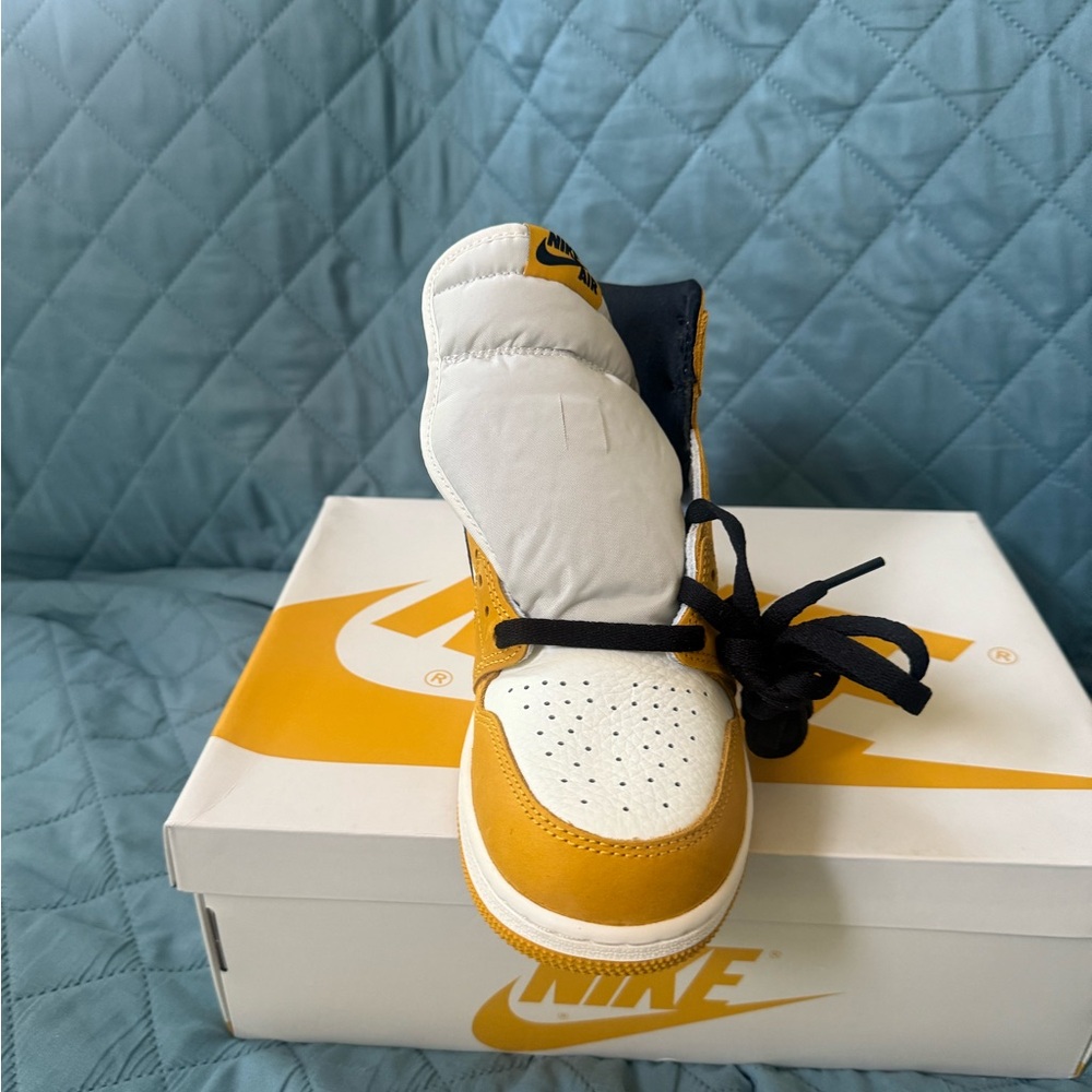 Nike White and Yellow Shoe Tag - Picture 4 of 4